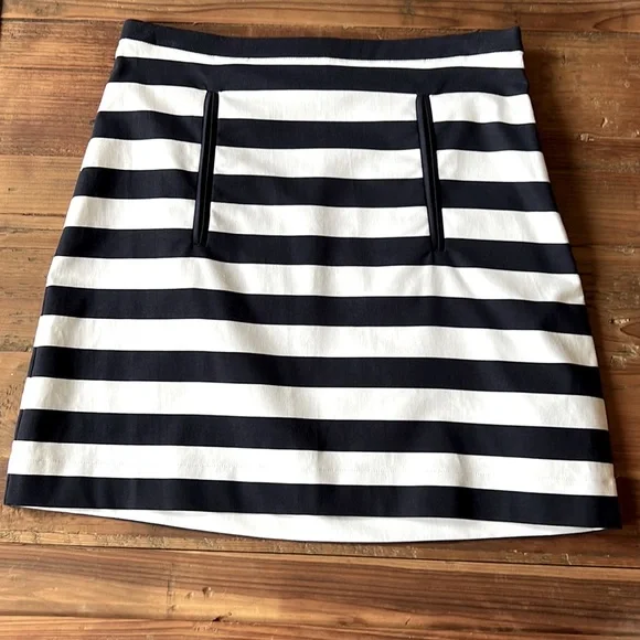 Draper James Navy & White Striped Mini Skirt. Size 0 - Picture 4 of 6